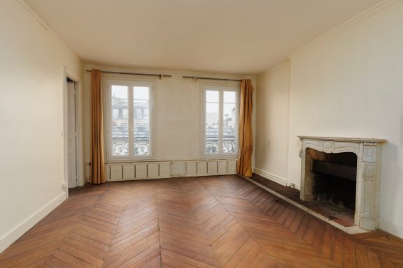 Séjour vue sur rue après