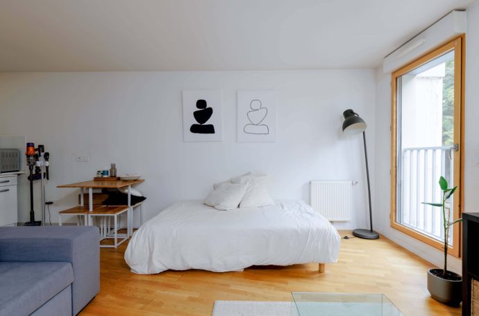 Vue sur lit et fenêtre 