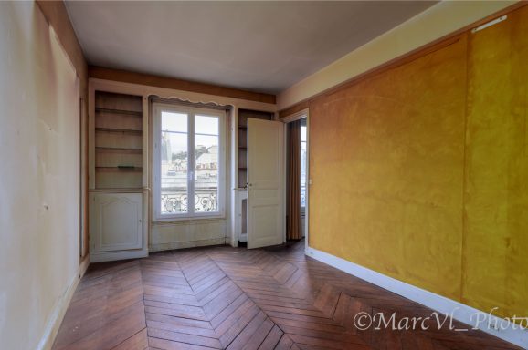 Chambre sur rue après
